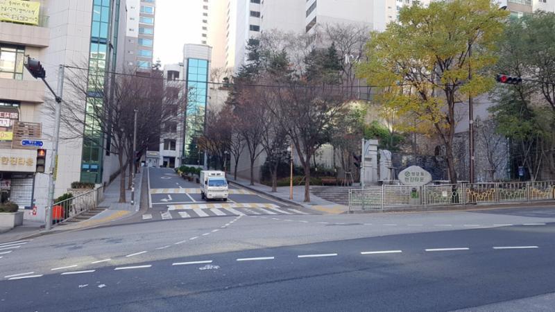 행당한진타운 정문 출입구 주변의 모습이에요