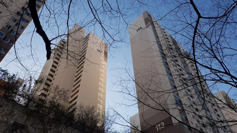 행당한진타운 총 주차대수는 2,615대이며 세대당주차대수는 1