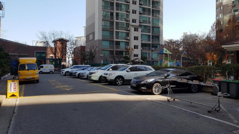 단지 현관 곳곳마다 지상 주차장이 마련되어 있고 넓이 또한 넉넉하여 차량간의 불편사항이 없으며 도로와 인접해 정문이나 후문으로 이동이 편해져요