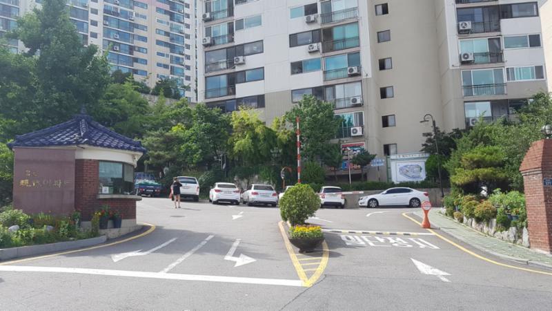 금호현대 아파트 단지 정문이에요