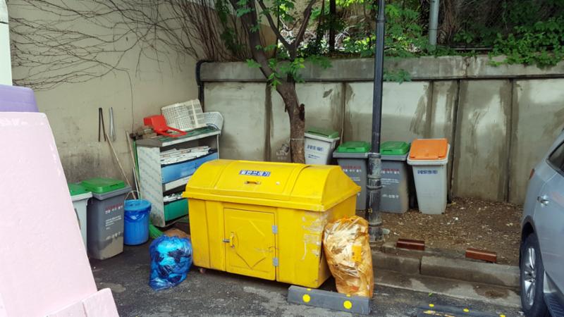 단지 내 곳곳에 일반쓰레기, 재활용쓰레기, 음식물쓰레기 등을 버릴 수 있도록 공간이 마련되어 있고 깨끗하게 잘 정돈되어 주민들이 편리하게 이용할 수 있어요