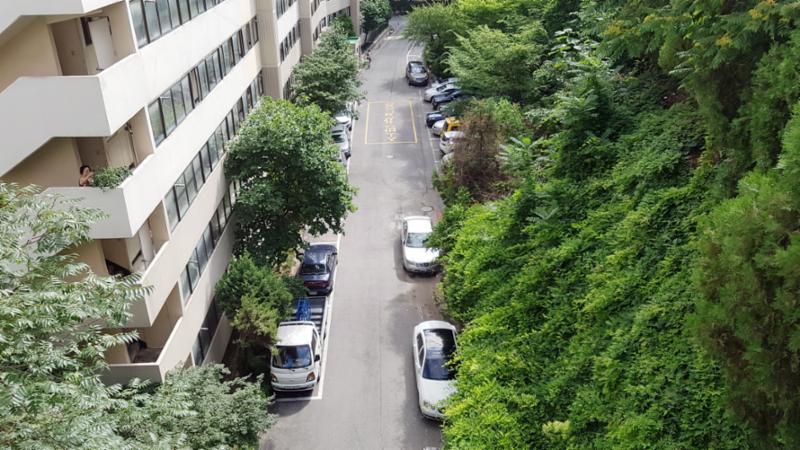 금호현대 아파트 단지 내부 도로예요