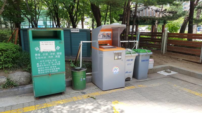 단지 내 분리수거장이에요