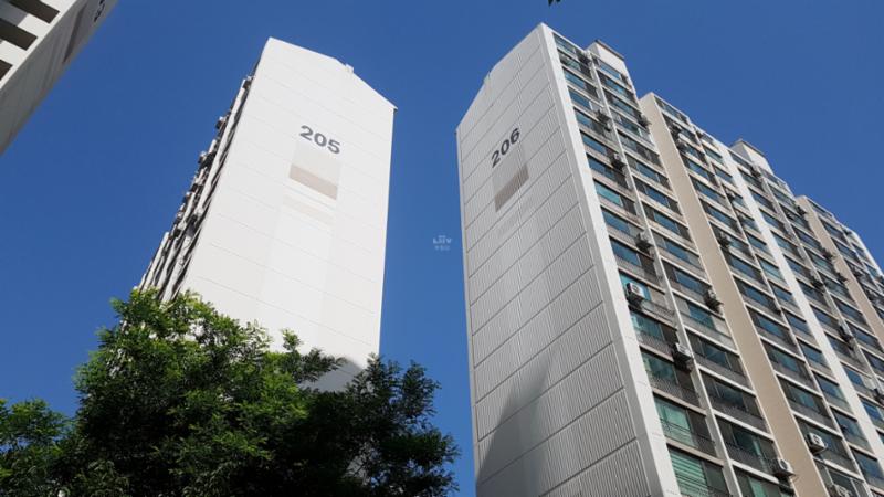 벽산아파트의 깔끔하고 세련된 전경 사진이에요