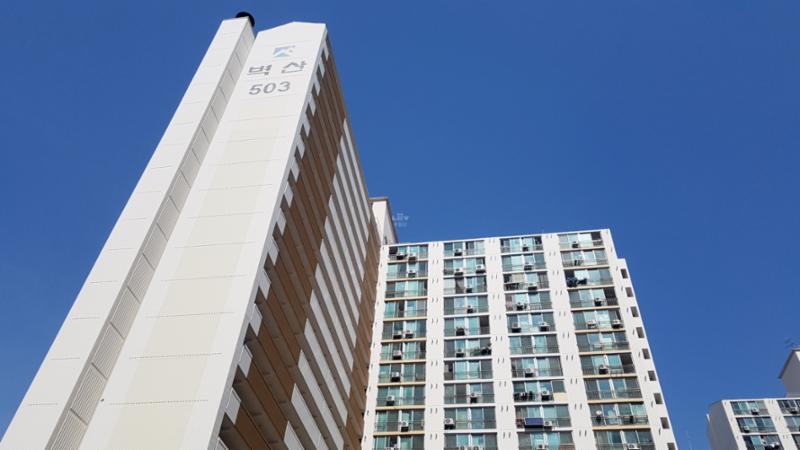 벽산아파트의 깔끔하고 세련된 전경 사진이에요
