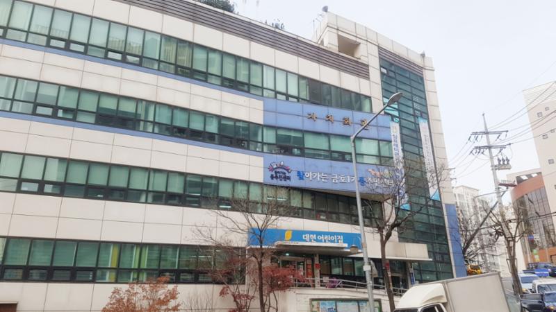 단지 주변으로 금호1동 주민센터가 가까이에 위치해 있어 멀리 나가지 않고도 동사무소에서의 다양한 업무를 쉽게 이용할 수 있습니다