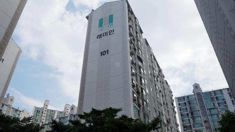 단지만의 특별한 외관 디자인으로 품격 있고 고급스러움이 느껴지는 단지 모습이에요