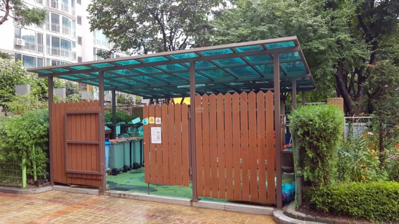 입주민들의 생활 편의를 위해 설치된 분리수거장이에요