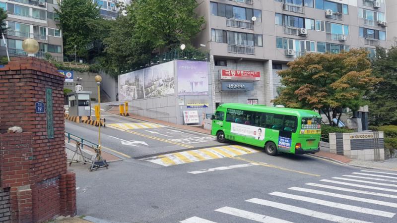 옥수극동아파트 단지정문이에요
