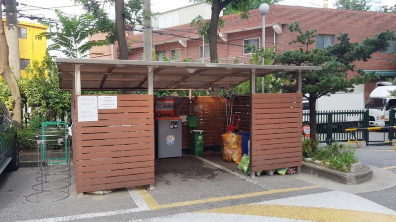 쌍용아파트 단지 내 분리수거함이에요