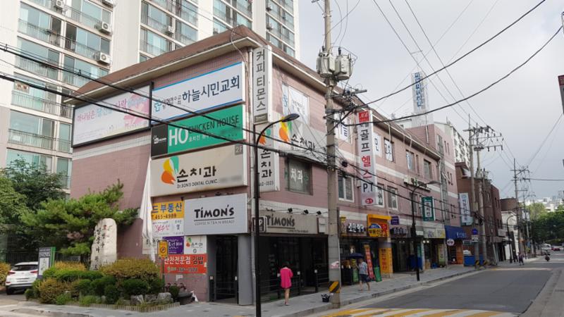 정문 주변으로 상가가 조성되어 있으며, 마트, 부동산, 까페, 미용실, 헬스장 등 다양한 상가들이 입점해 있어요