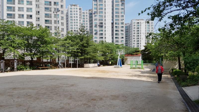 단지 내에 위치한 주민운동시설이에요