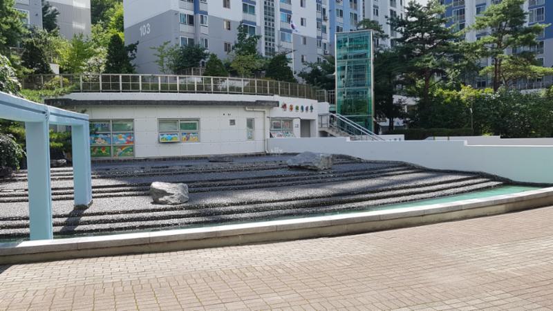 단지 중앙에는 분수시설과 수변시설, 다양한 조형물, 조경이 조화롭게 꾸며져 있습니다