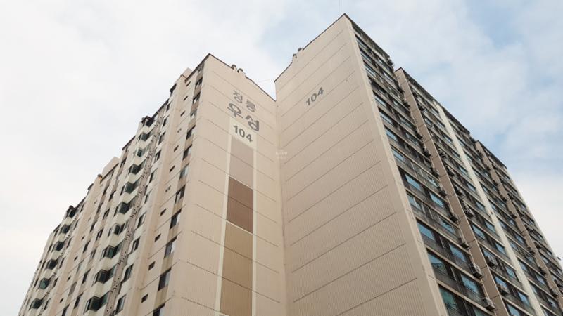 각 층마다 색을 달리해 전체적으로 화사하면서도 세련된 외관을 선보이는 단지 전경이에요