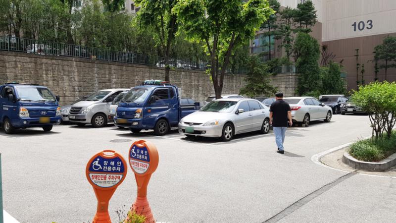 도로와 인접해 있는 지상 주차장입니다