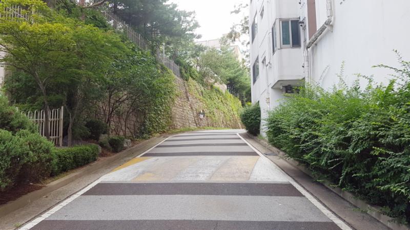 단지내에서 서행하도록 과속 방지턱이 설치되어 있는 단지내 도로에요