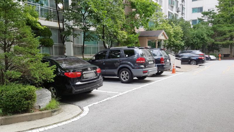 단지와 단지 사이에 넓은 지상 주차공간을 마련하여 집과 주차장의 이동이 편리해요