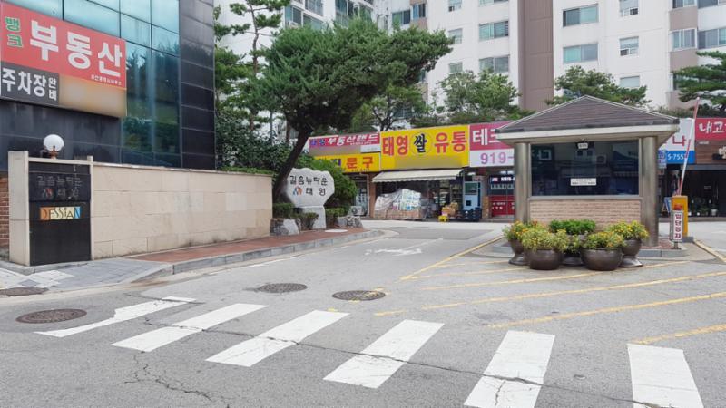 보행자들의 안전을 배려해 횡단보도가 있는 정릉태영 정문이에요