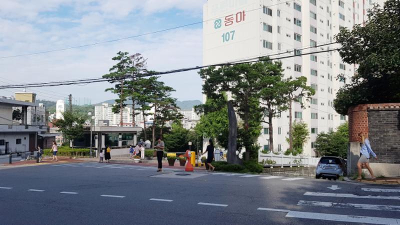 외부 차량을 통제하기 위한 차량 출입차단기와 경비초소가 있는 푸른마을동아 정문이에요