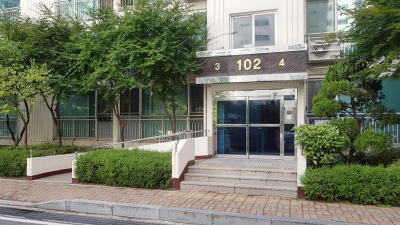 계단과 경사로가 있는 102동 공용현관 입구에요