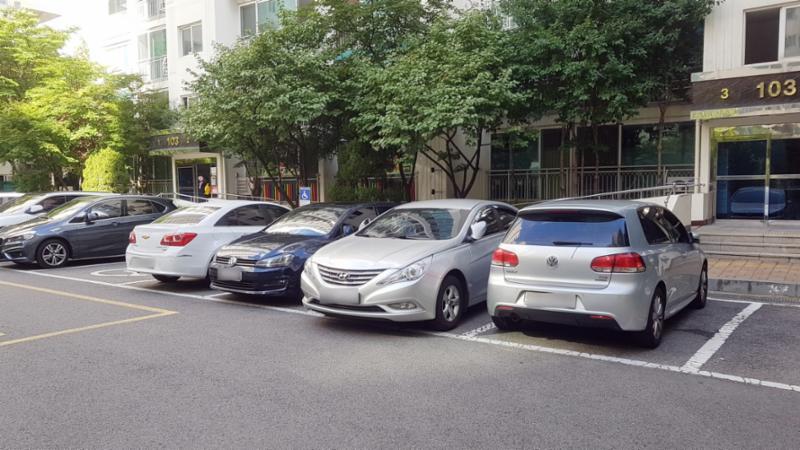단지와 단지 사이에 넓은 지상 주차공간을 마련하여 집과 주차장의 이동이 편리해요