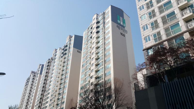 길음래미안1차 단지전경 모습이에요 동간 거리가 넓어 쾌적한 단지 내 전경이에요