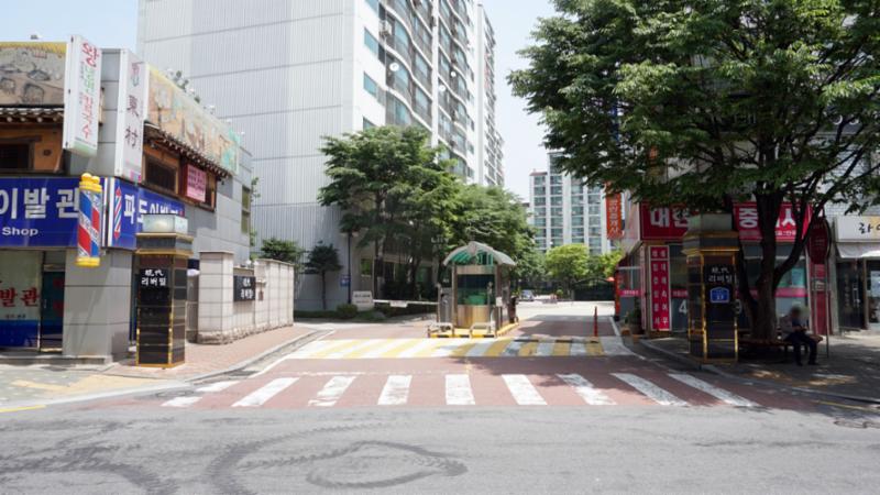 경비초소가 있어 외부 차량의 출입을 제한해 보안이 우수한 현대리버빌1지구 단지정문 입구에요