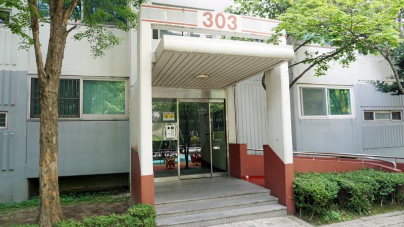 303동 1층 현관이에요