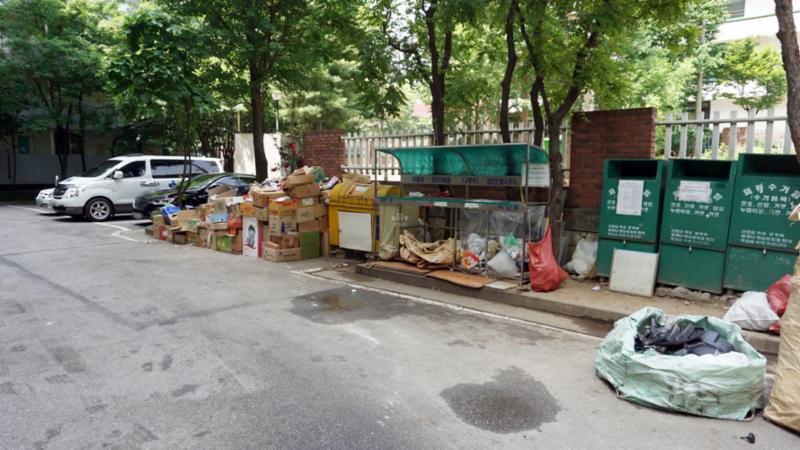 입주민들의 생활편의를 위하여 재활용 분리수거장을 야외에 별도로 설치하여 편의를 높였으며, 단지를 깨끗하게 관리할 수 있어요