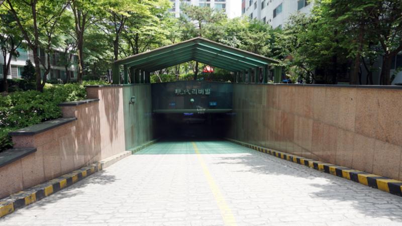 단지 지하주차장 출입구에요