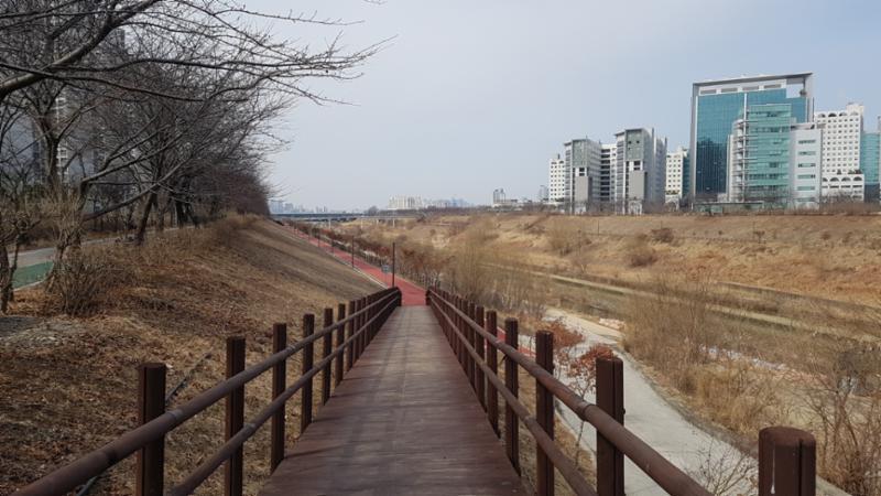 단지 주변에 위치한 성내천입니다