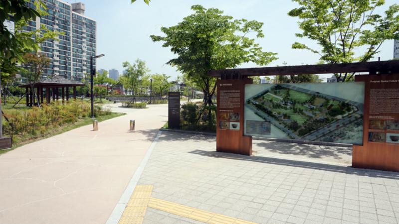 단지 근처에 공원시설이 위치하고 있어 차량과 도보를 이용하여 주말에 가족들과 나들이 가기에 좋을것 같습니다