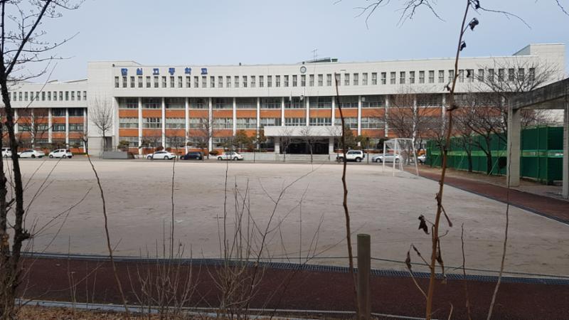 단지와 근처에 위치해 있는 잠실고등학교 입니다