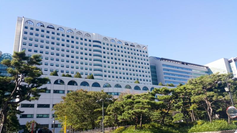 단지 주변에 위치한 대형 의료시설인 서울아산병원입니다