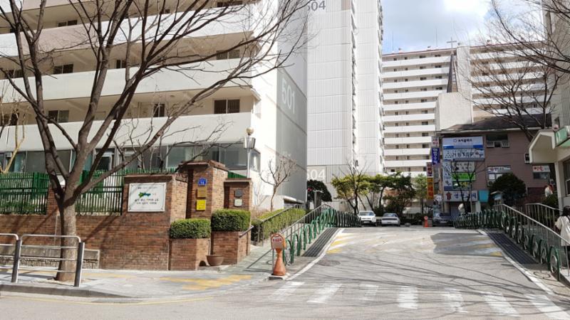 단지의 이미지를 높여주고 아파트 가치를 드높여 주는 멋스러운 문주가 마련된 거여5단지 정문이에요
