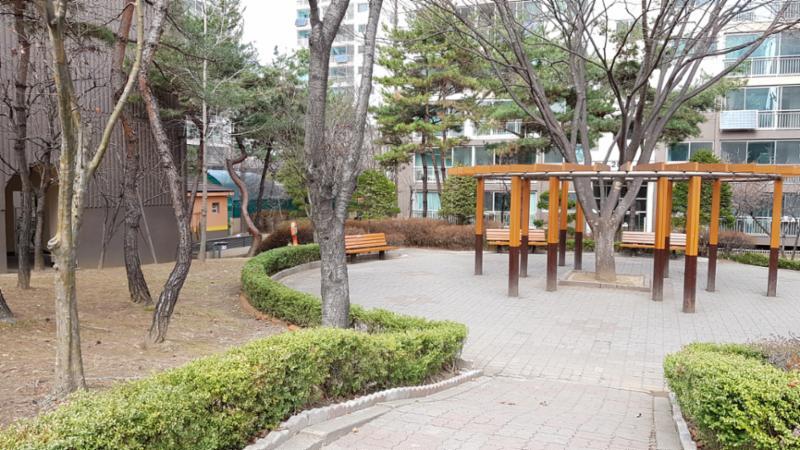 단지 내부에 위치한 쉼터 모습이에요
