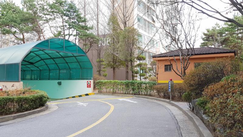 단지 내 지하주차장 출입구에요