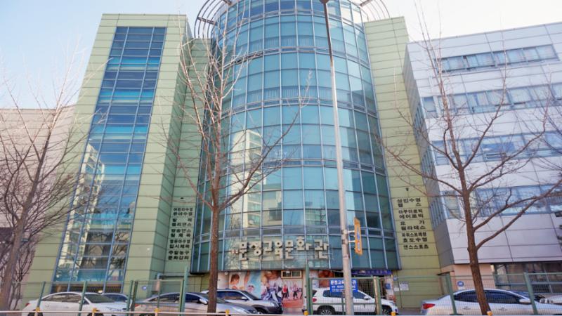단지 주변에 위치한 문정교육회관입니다