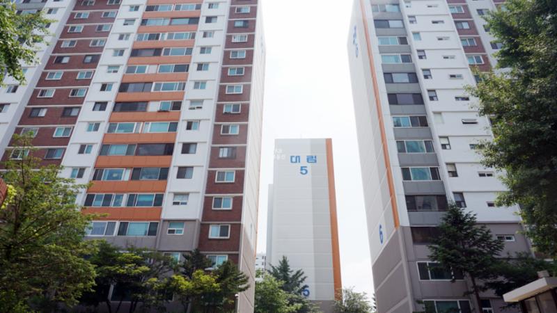 대림아파트 특유의 외관 디자인으로 꾸며진 단지 외관이에요