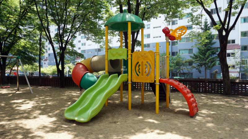 아이들이 뛰어놀 수 있는 대림아파트 어린이놀이터에요
