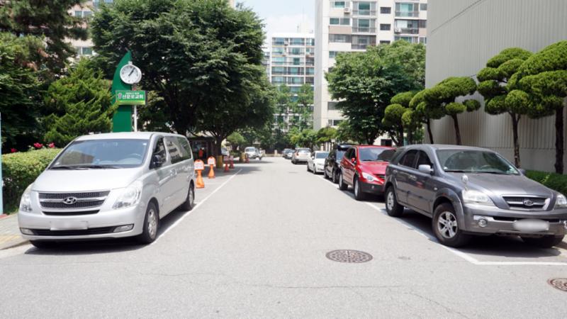 지상주차장과 인접한 단지내 도로의 모습이에요