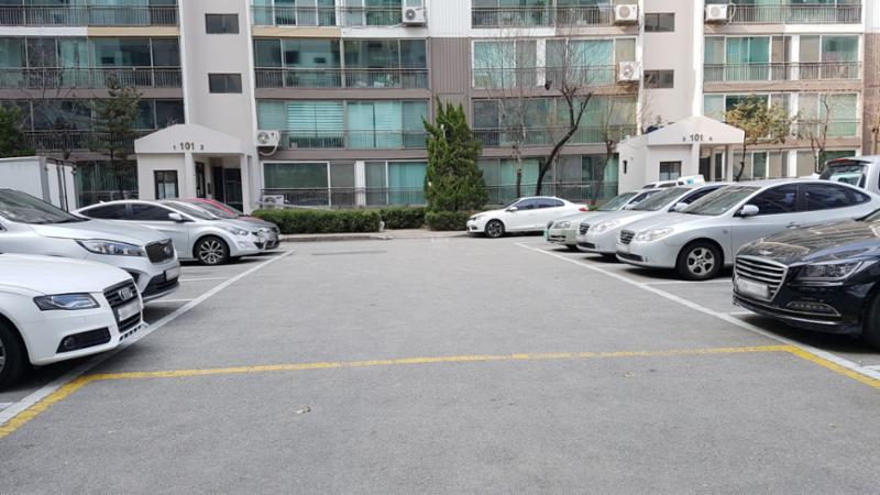 도로와 인접한 지상 주차장이에요