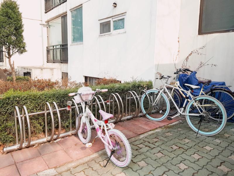 자전거를 주차할 수 있도록 공간이 마련되어 있으며, 단지 곳곳에도 자전거 보관소를 제공하여 입주민의 자전거를 안전하게 보관할 수 있도록 하였어요