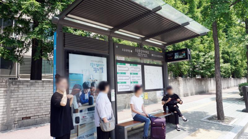 단지 주변에 위치한 버스정류장입니다