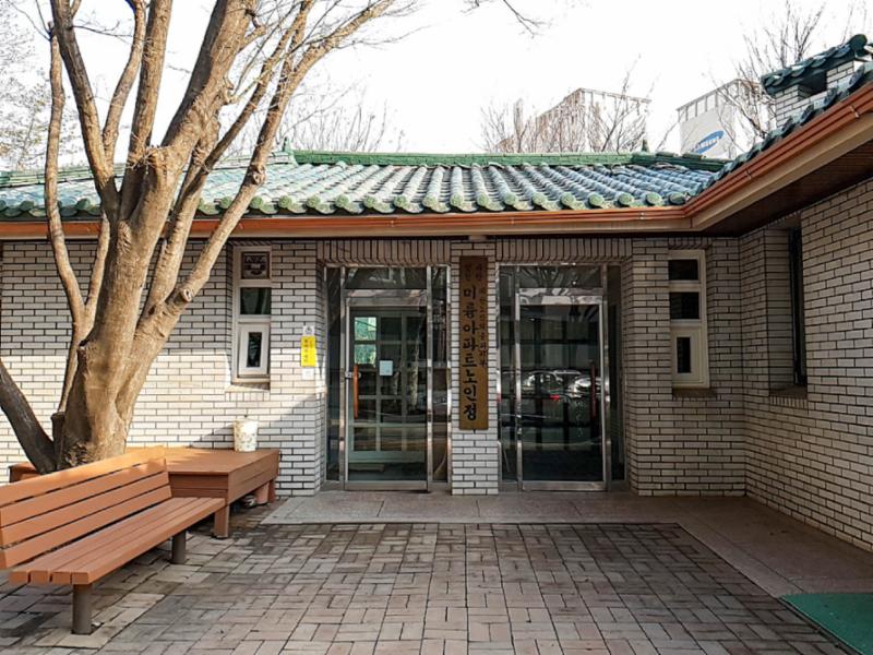 단지 내에 위치한 경로당이에요