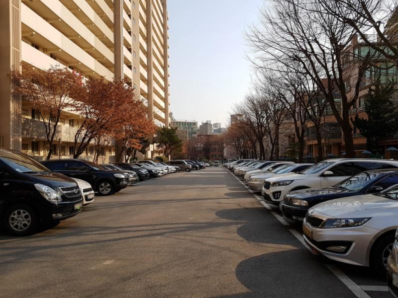 현관과 바로 연결되는 지상 주차장 약자배려 주차공간을 마련한 단지의 배려가 돋보이네요