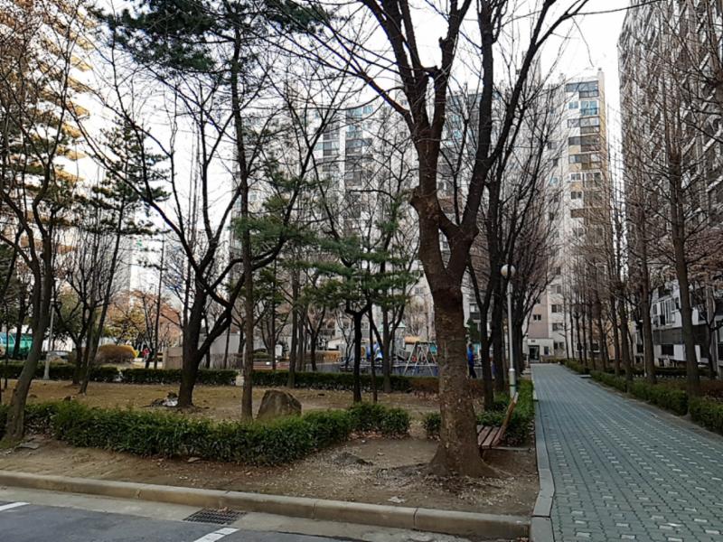 단지내에 설치되어 있는 산책로에요
