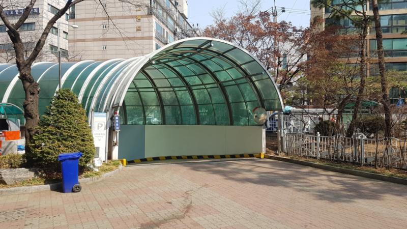 단지 내 지하주차장 출입구에요