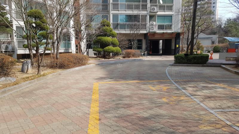 단지 내 지상주차장 모습이에요