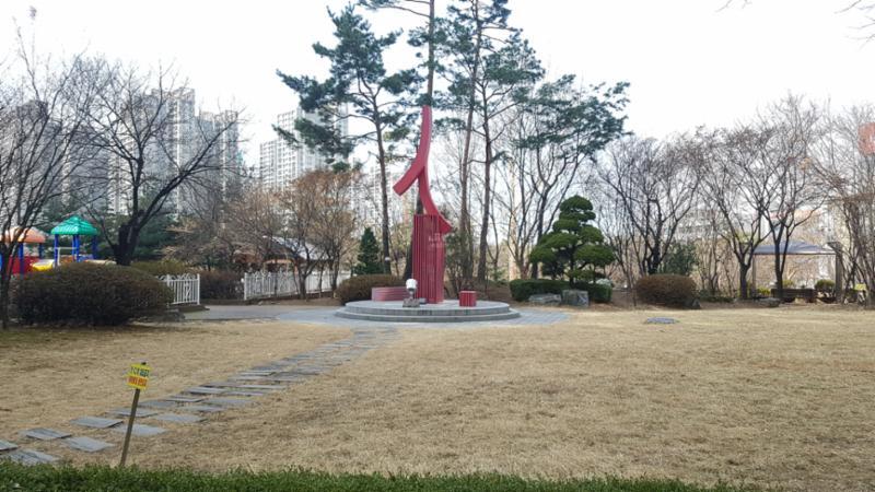 단지 곳곳에 잘 관리된 화단과 다양한 조형물이 갖춰져 있어 보는 재미가 있는 단지 전경이에요